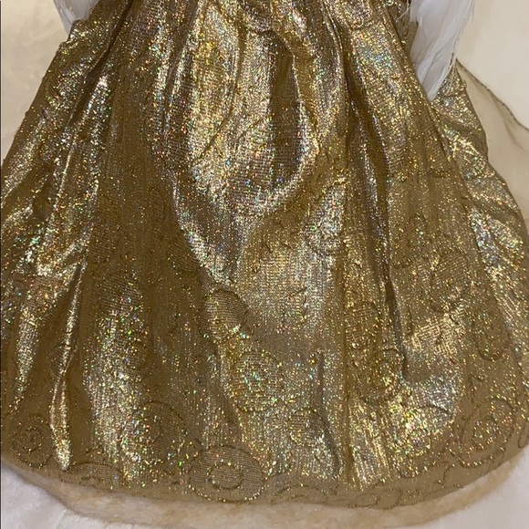 Gold angel tree topper with beautiful dress - Picture 5 of 8